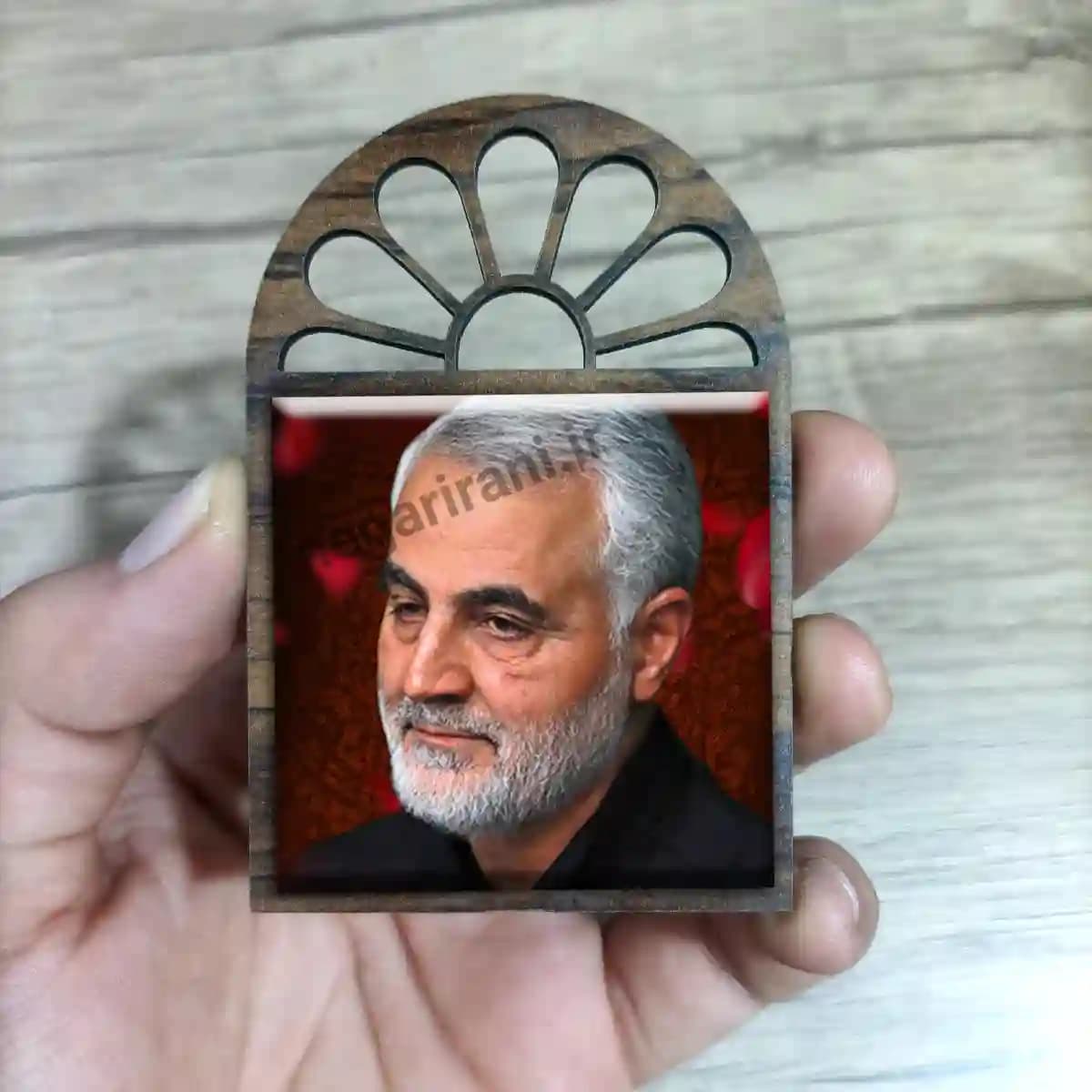 تندیس کاشی پنجره ای شهید حاج قاسم مدل 2ZG118 — تصویر ۳