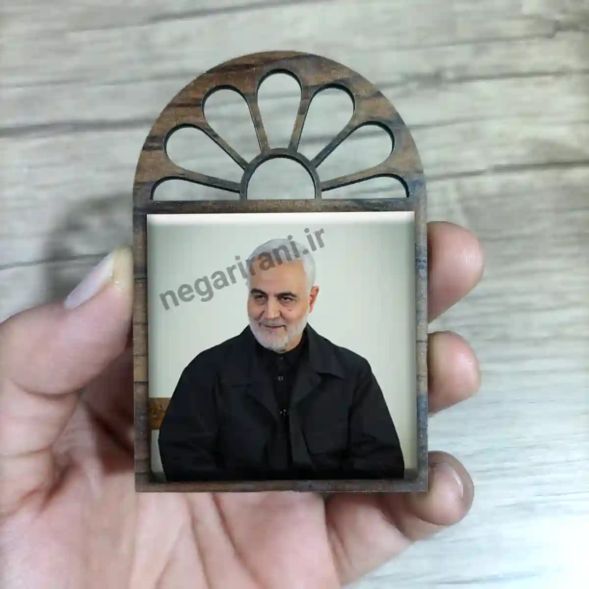 تندیس کاشی پنجره ای شهید سردار سلیمانی مدل 2ZG117 — تصویر ۳