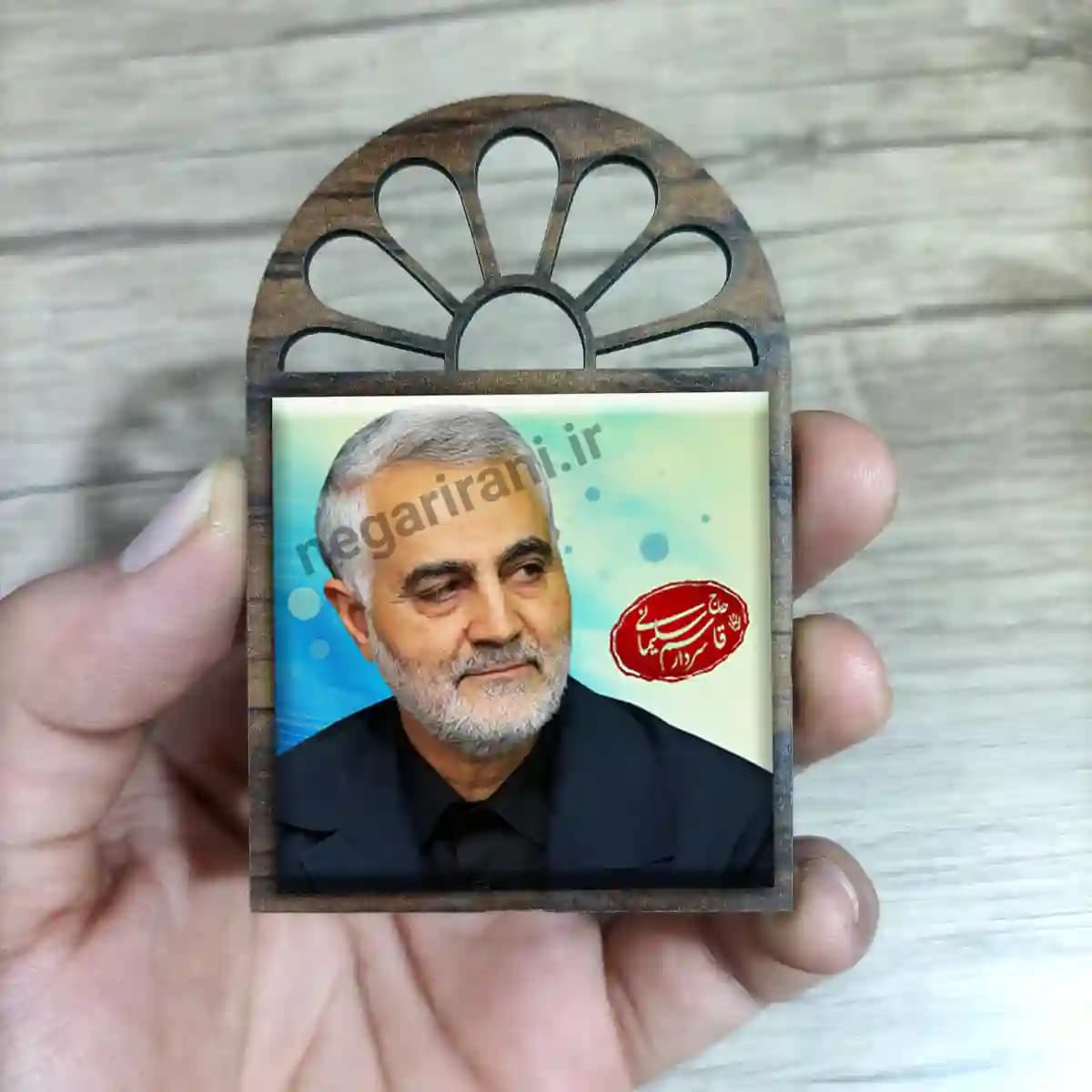 تندیس کاشی پنجره ای شهید سردار سلیمانی مدل 2ZG116 — تصویر ۳