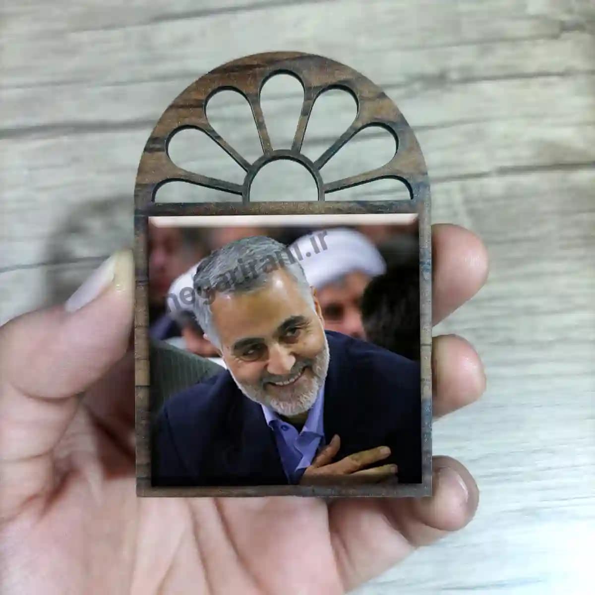 تندیس کاشی پنجره ای شهید حاج قاسم مدل 2ZG114 — تصویر ۳