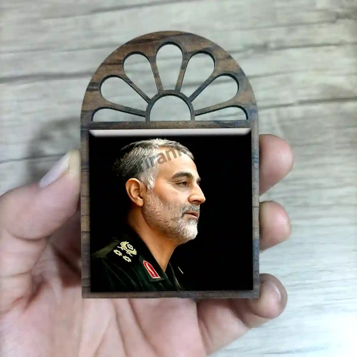 تندیس کاشی پنجره ای شهید حاج قاسم سلیمانی مدل 2ZG112 — تصویر ۳
