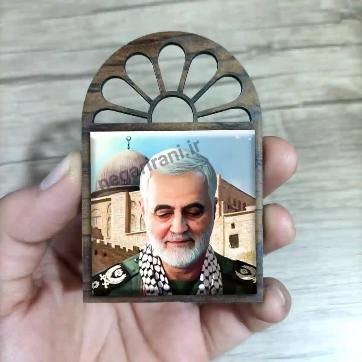 تندیس کاشی پنجره ای حاج قاسم سلیمانی مدل 2ZG108 — تصویر ۳