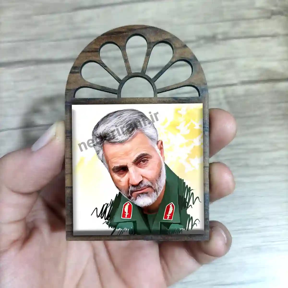 تندیس کاشی پنجره ای شهید حاج قاسم مدل 2ZG132 — تصویر ۳