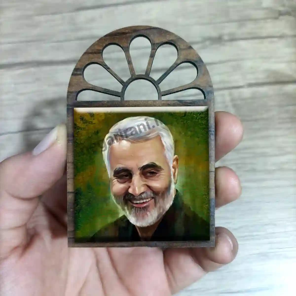 تندیس کاشی پنجره ای حاج قاسم سلیمانی مدل 2ZG131 — تصویر ۳