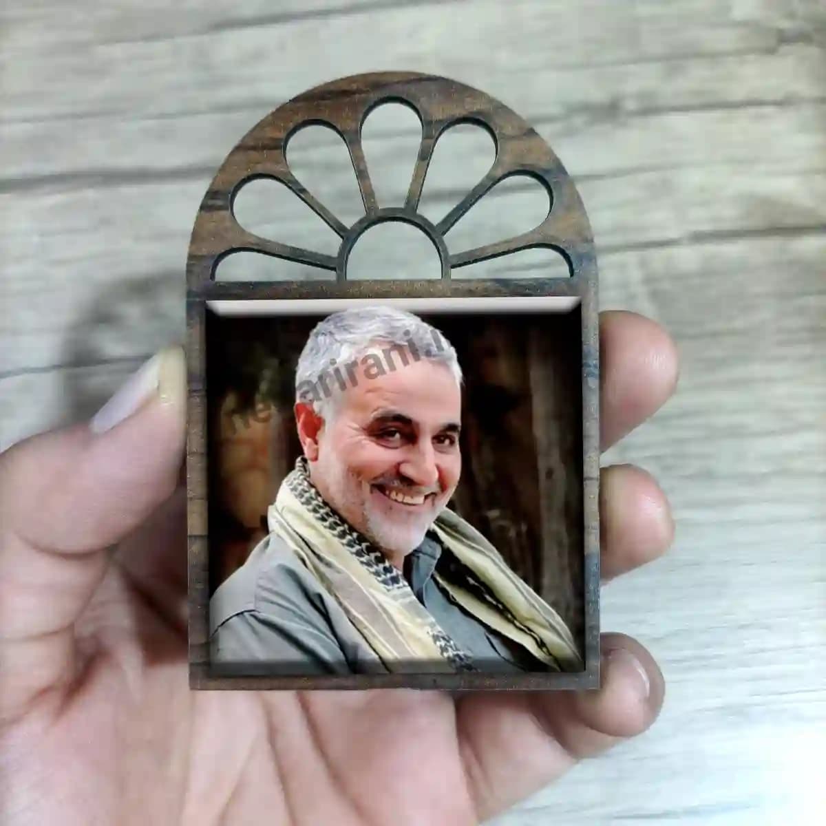 تندیس کاشی پنجره ای سردار قاسم سلیمانی مدل 2ZG130 — تصویر ۳