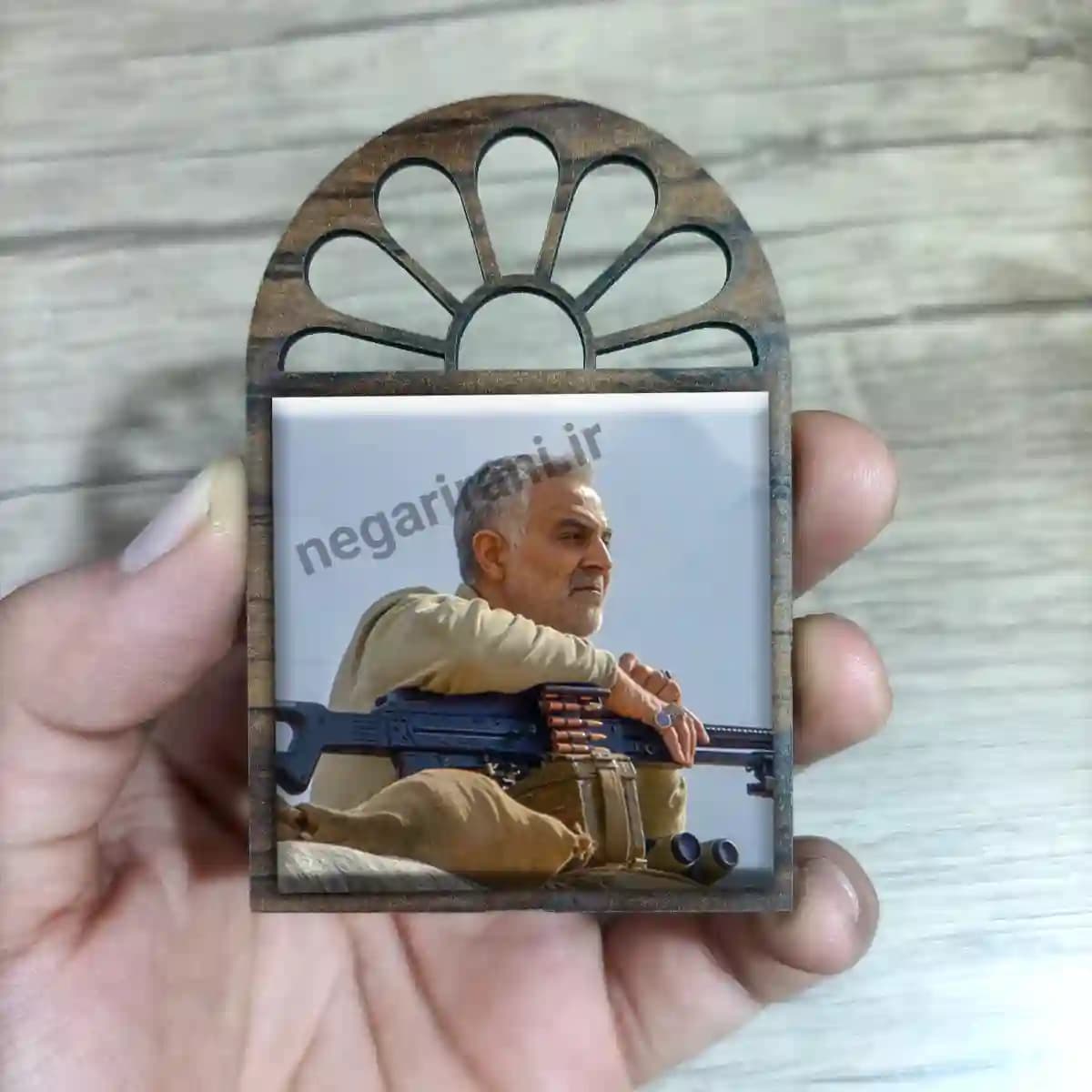 تندیس کاشی پنجره ای سردار سلیمانی مدل 2ZG124 — تصویر ۳