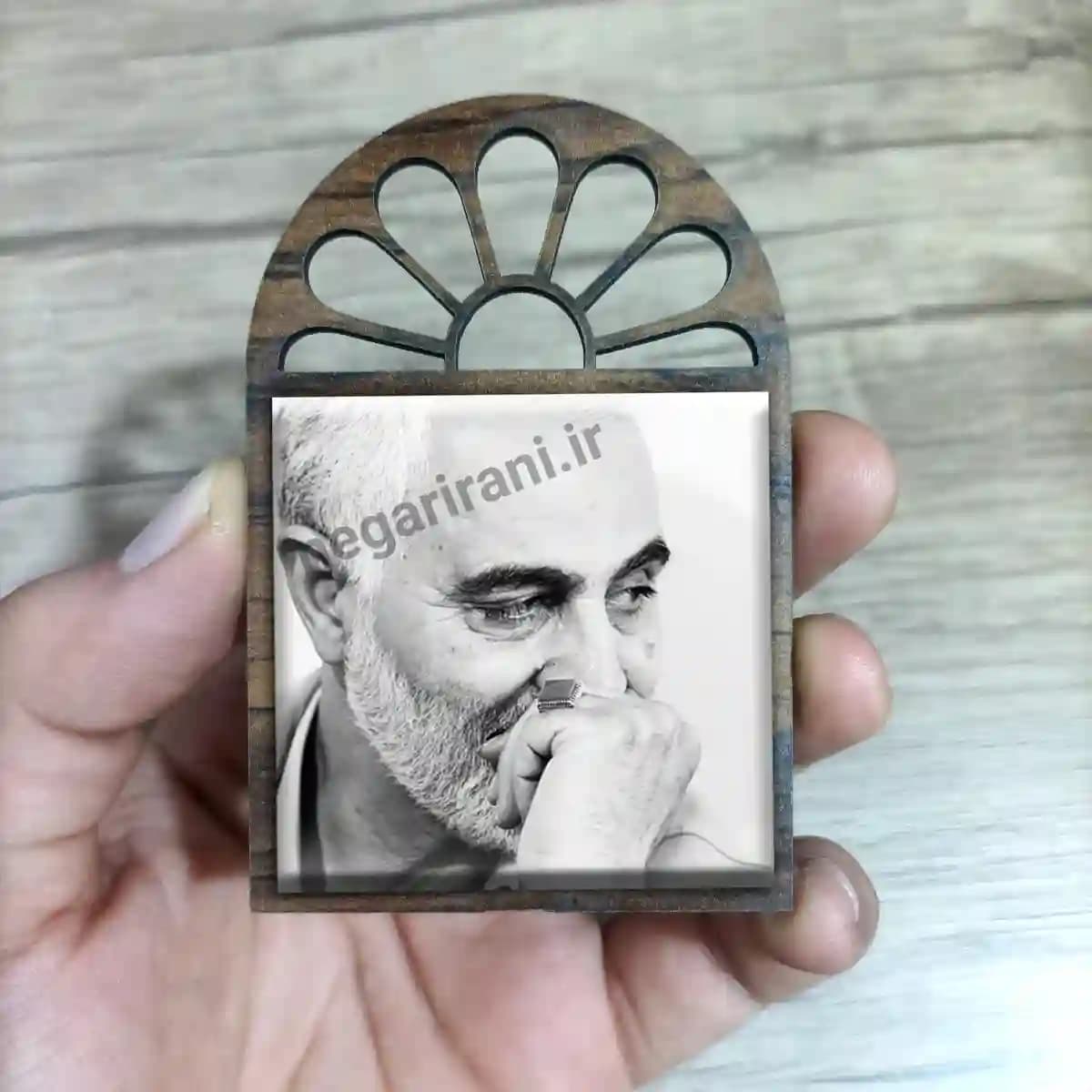 تندیس کاشی پنجره ای شهید حاج قاسم مدل 2ZG104 — تصویر ۳