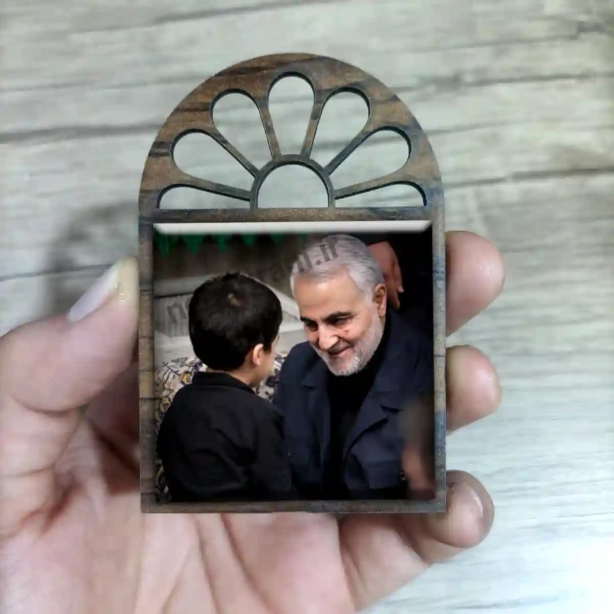 تندیس کاشی پنجره ای حاج قاسم و خانواده شهدا مدل 2ZG101 — تصویر ۳