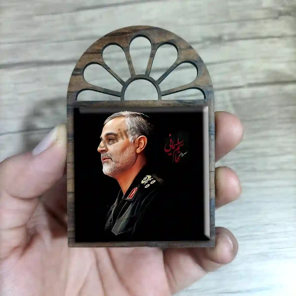 تندیس کاشی پنجره ای سردار قاسم سلیمانی مدل 2ZG94 — تصویر ۳