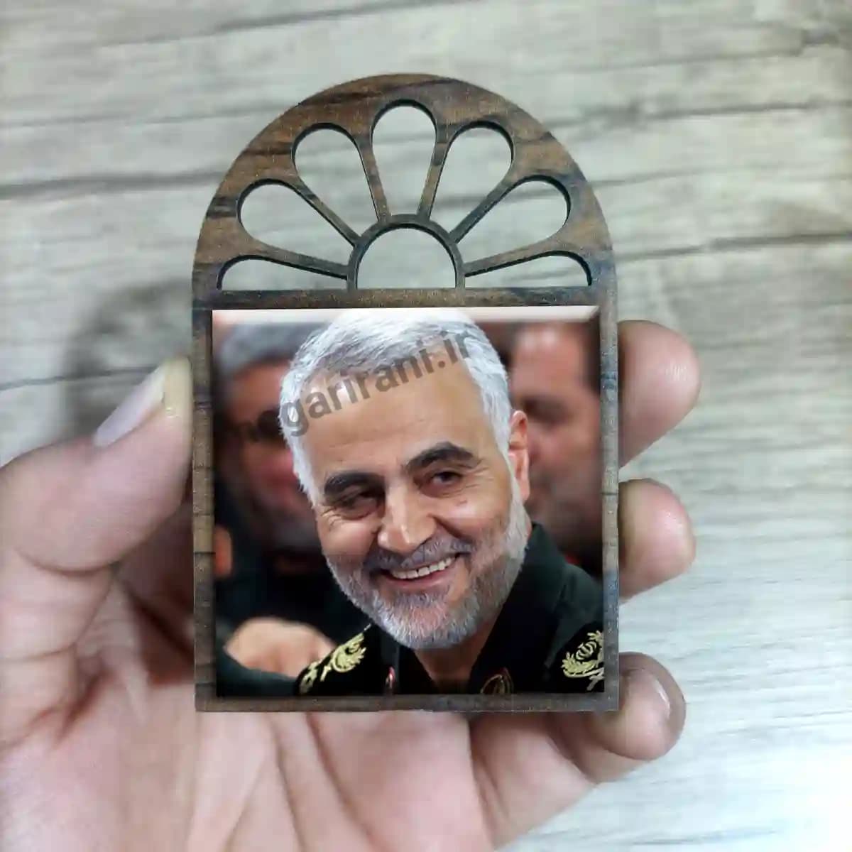 تندیس کاشی پنجره ای شهید حاج قاسم سلیمانی مدل 2ZG91 — تصویر ۳