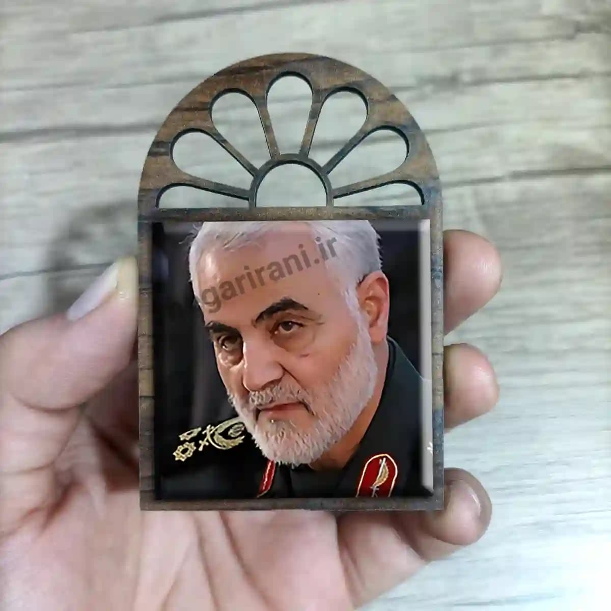تندیس کاشی پنجره ای حاج قاسم سلیمانی مدل 2ZG88 — تصویر ۳