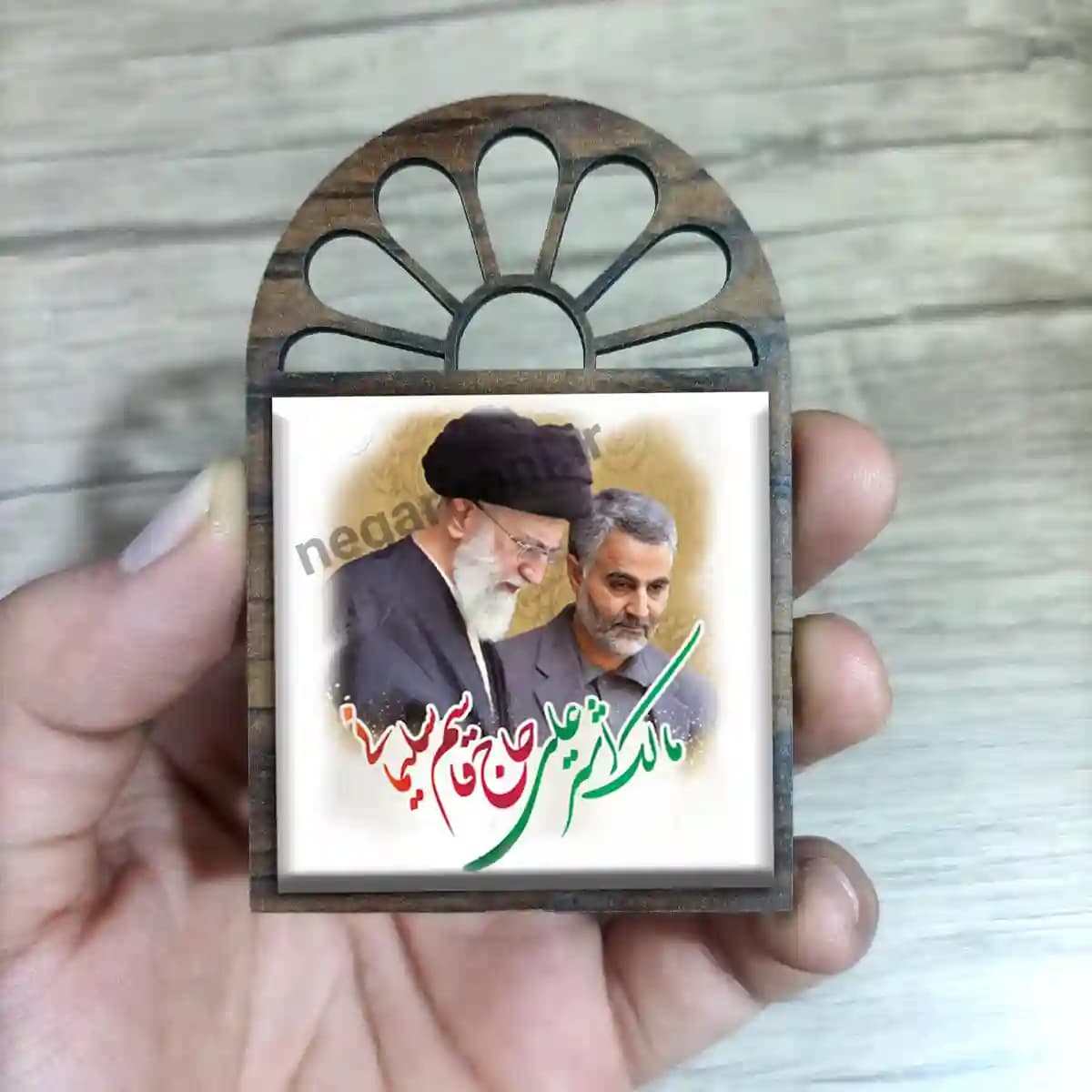 تندیس کاشی پنجره ای شهید حاج قاسم سلیمانی و رهبری مدل 2ZG85 — تصویر ۳