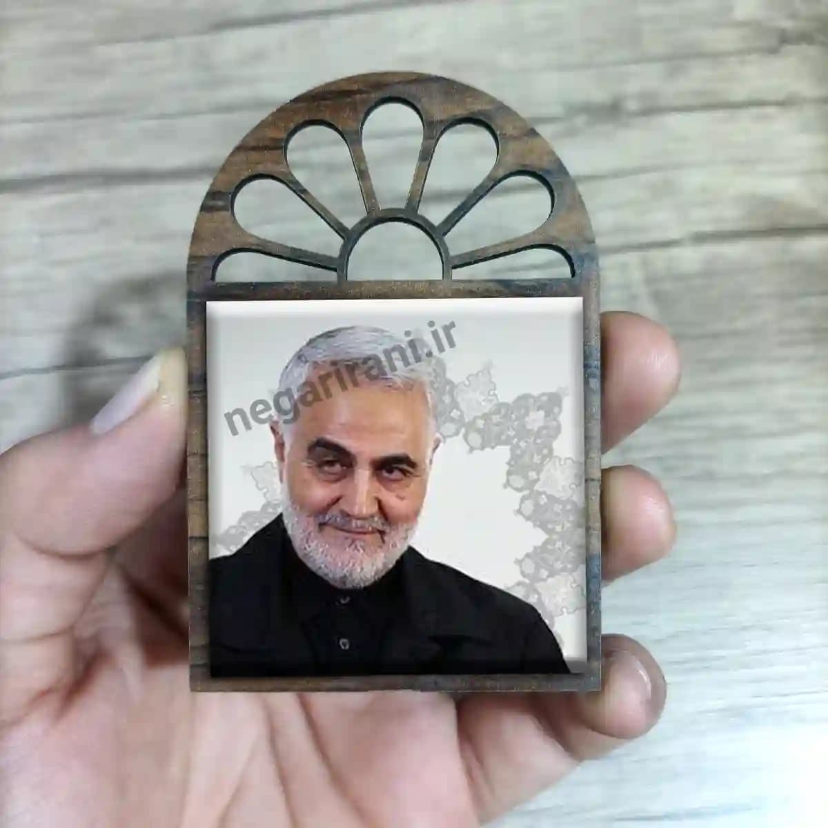 تندیس کاشی پنجره ای شهید حاج قاسم سلیمانی مدل 2ZG75 — تصویر ۳