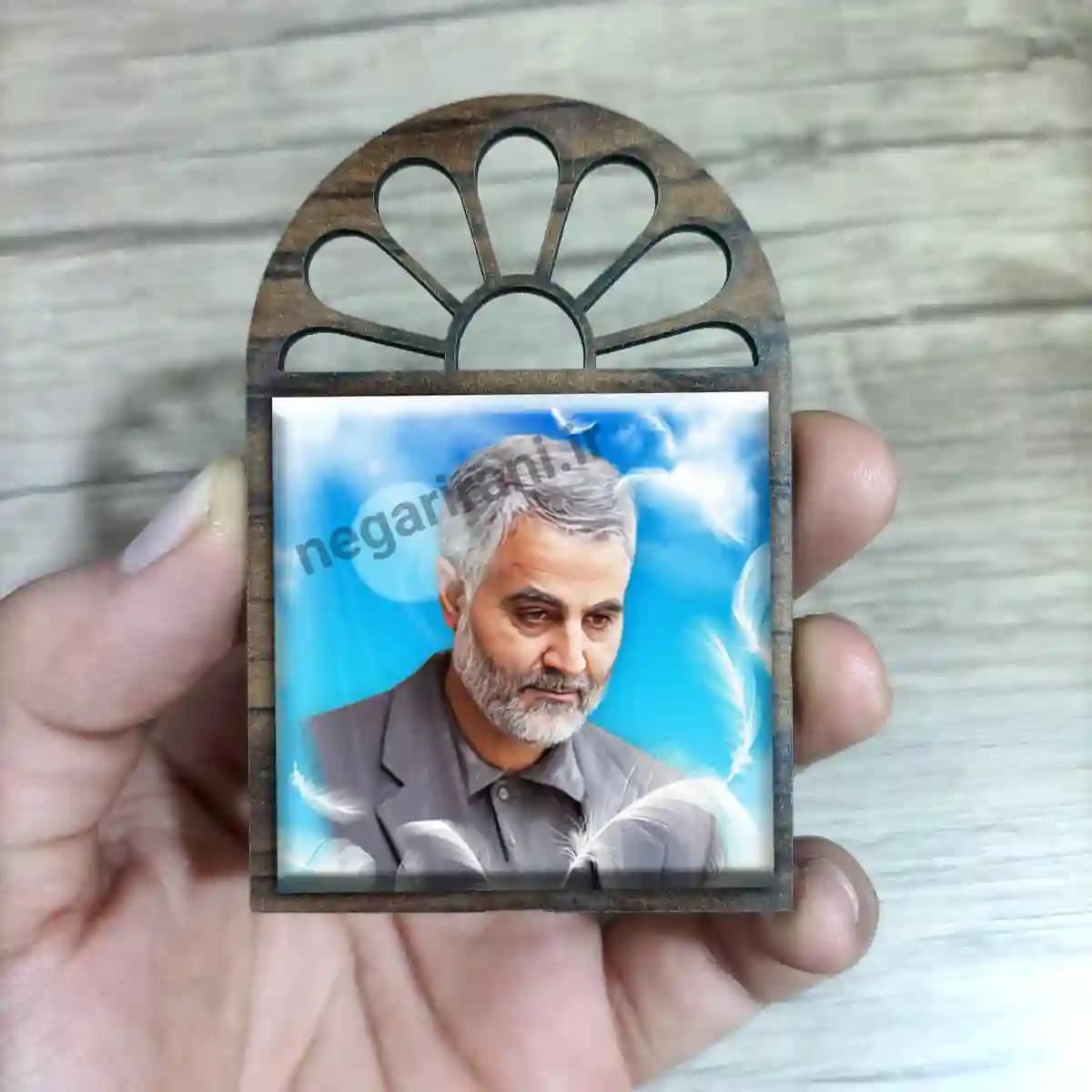تندیس کاشی پنجره ای شهید حاج قاسم سلیمانی مدل 2ZG66 — تصویر ۳