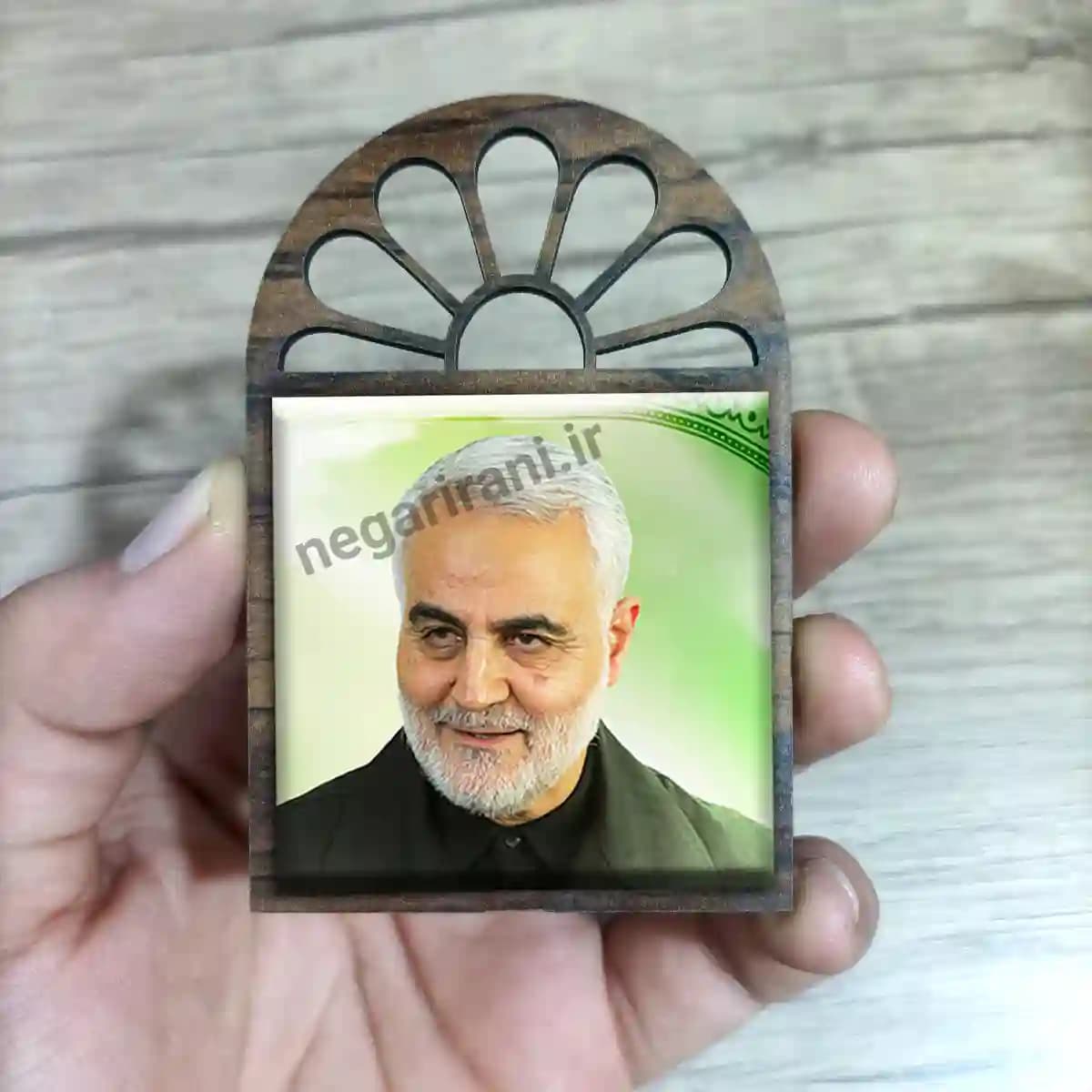 تندیس کاشی پنجره ای شهید سلیمانی مدل 2ZG65 — تصویر ۳