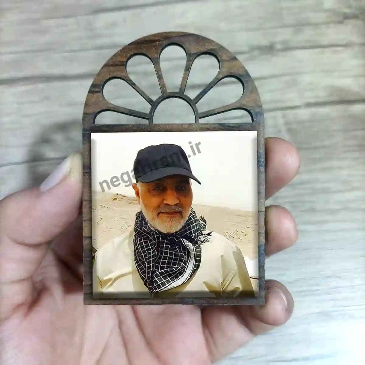 تندیس کاشی پنجره ای شهید سلیمانی مدل 2ZG59 — تصویر ۳