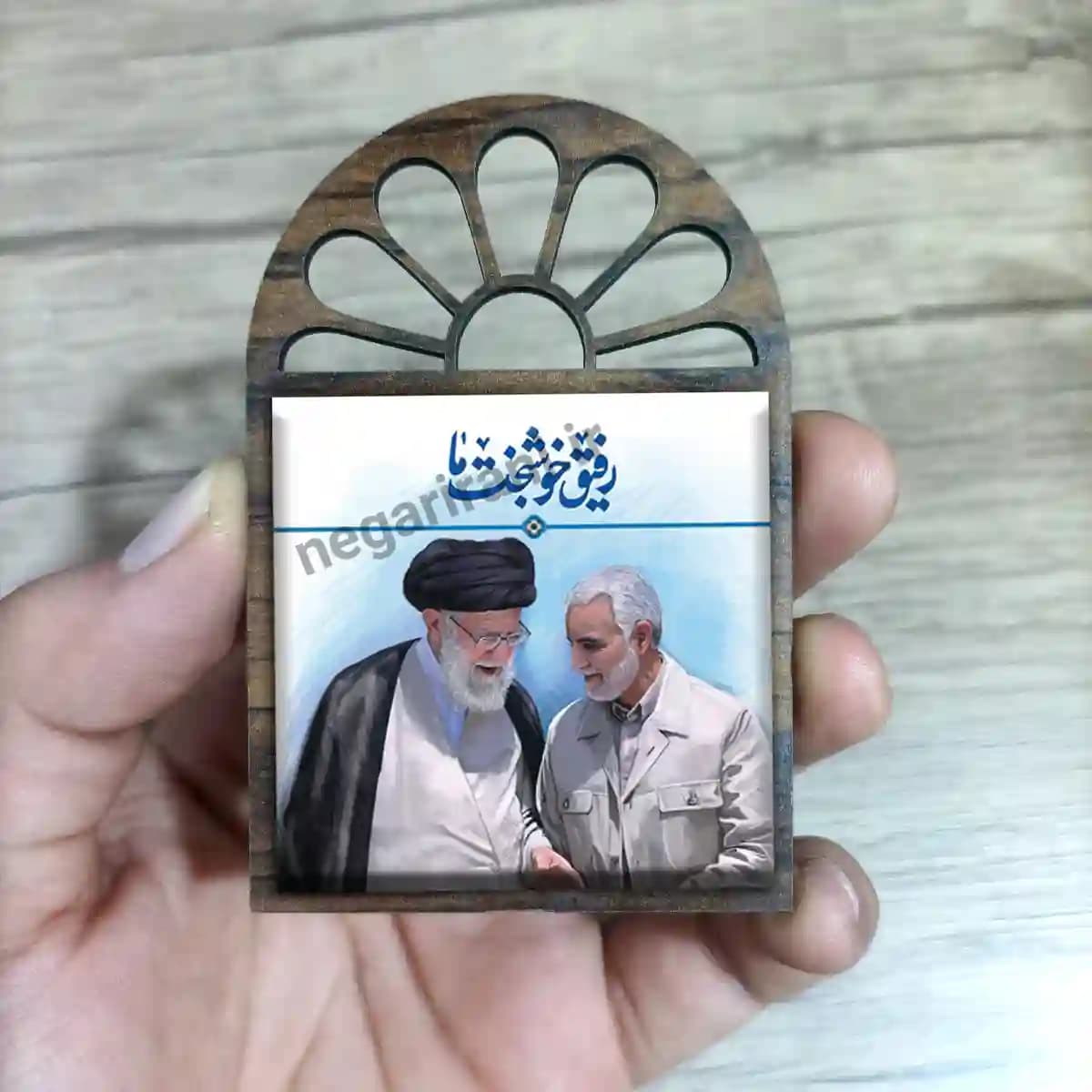 تندیس کاشی پنجره ای شهید حاج قاسم و رهبری مدل 2ZG58 — تصویر ۳