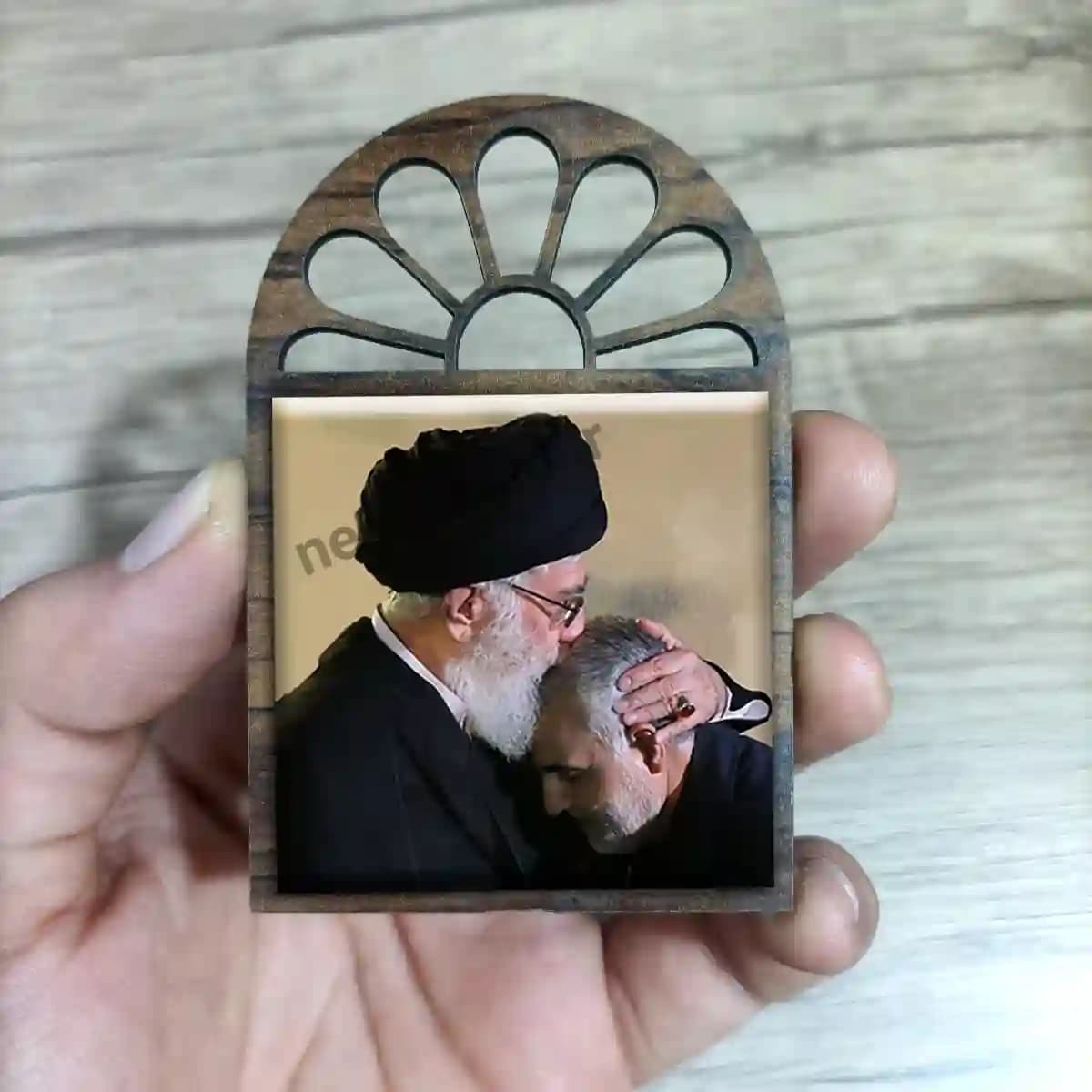 تندیس کاشی پنجره ای شهید سلیمانی و رهبری مدل 2ZG44 — تصویر ۳
