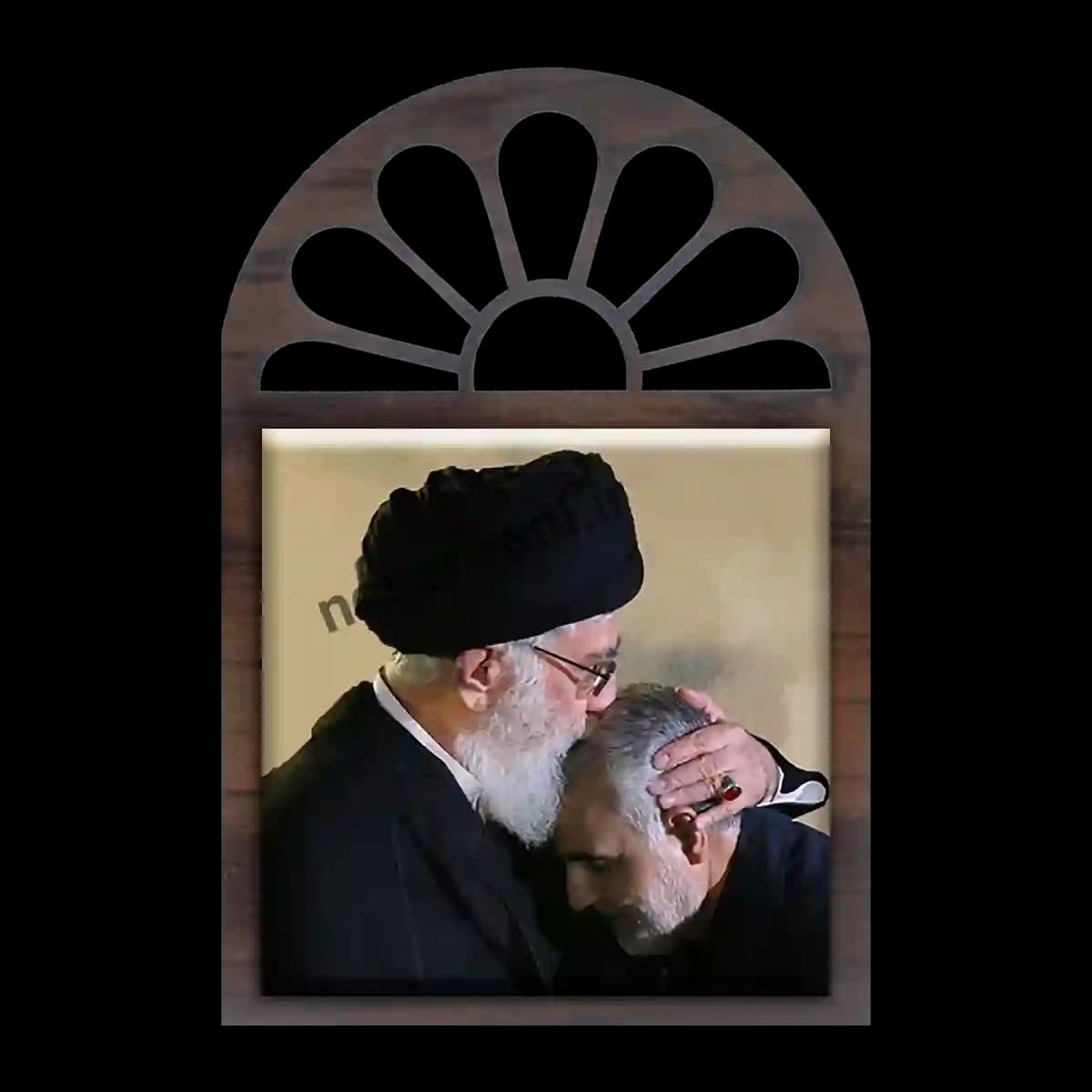 تندیس کاشی پنجره ای شهید سلیمانی و رهبری مدل 2ZG44 — تصویر ۲