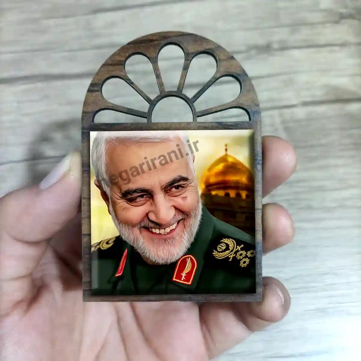 تندیس کاشی پنجره ای شهید حاج قاسم و حرم مدل 2ZG37 — تصویر ۳