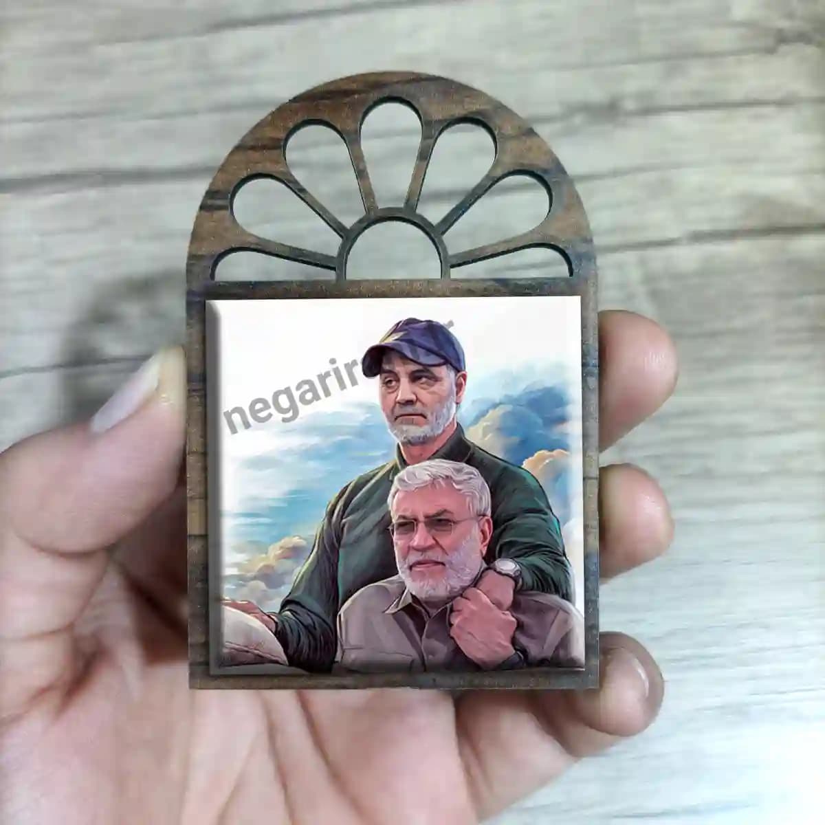 تندیس کاشی پنجره ای نقاشی حاج قاسم و ابو مهدی مدل 2ZG35 — تصویر ۳