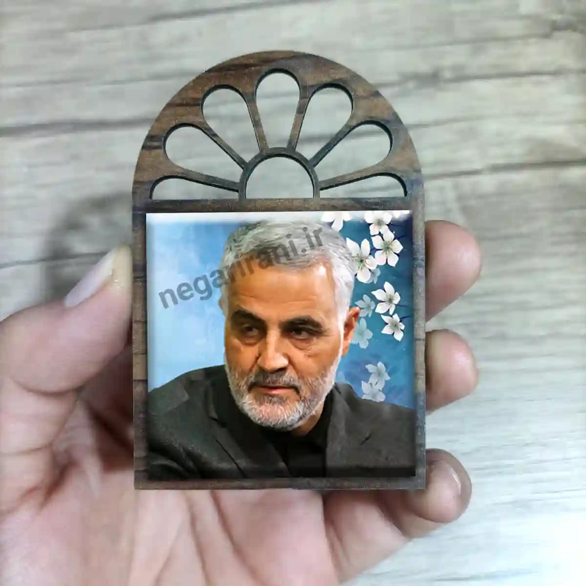 تندیس کاشی پنجره ای شهید سلیمانی مدل 2ZG32 — تصویر ۳