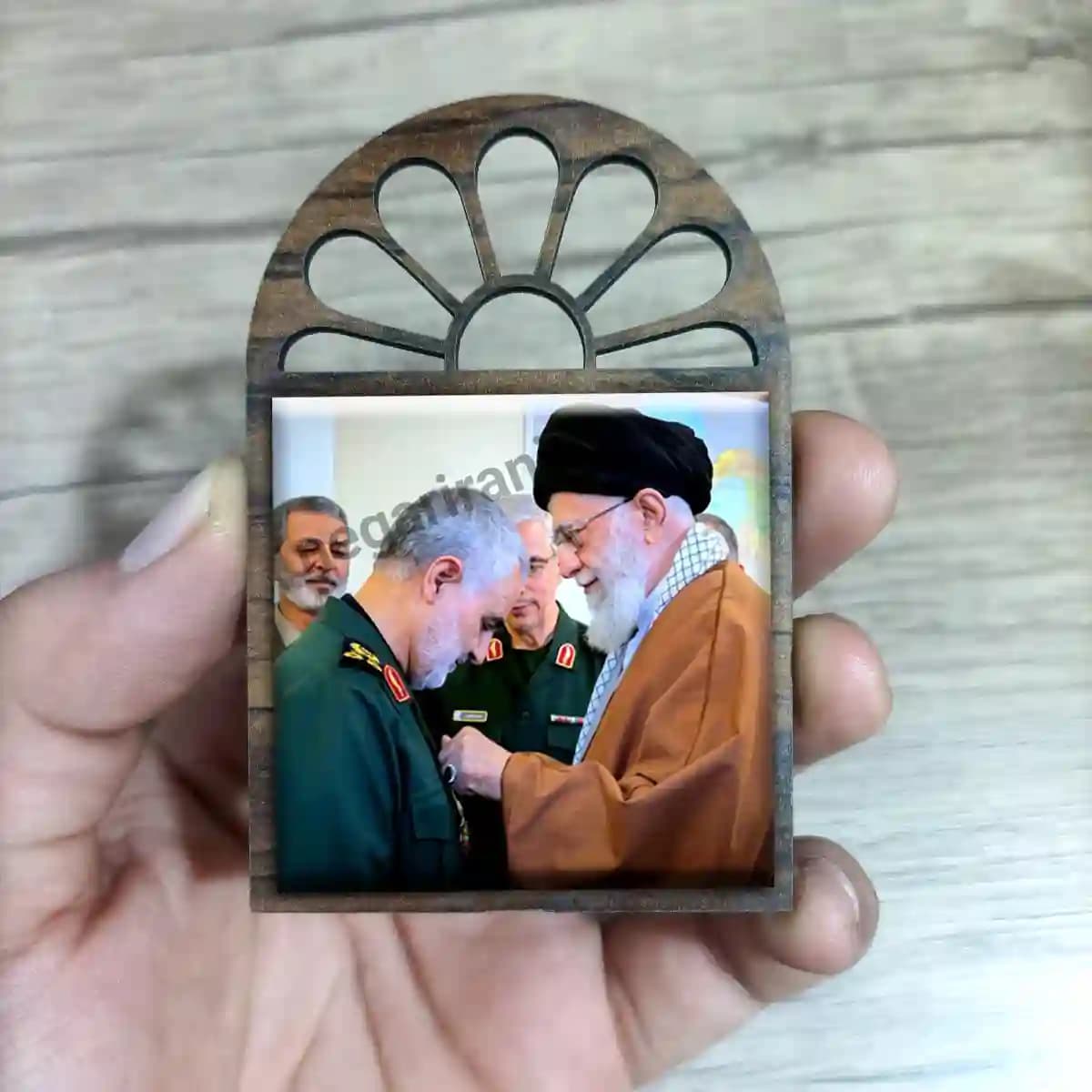 تندیس کاشی پنجره ای شهید حاج قاسم و رهبری مدل 2ZG30 — تصویر ۳