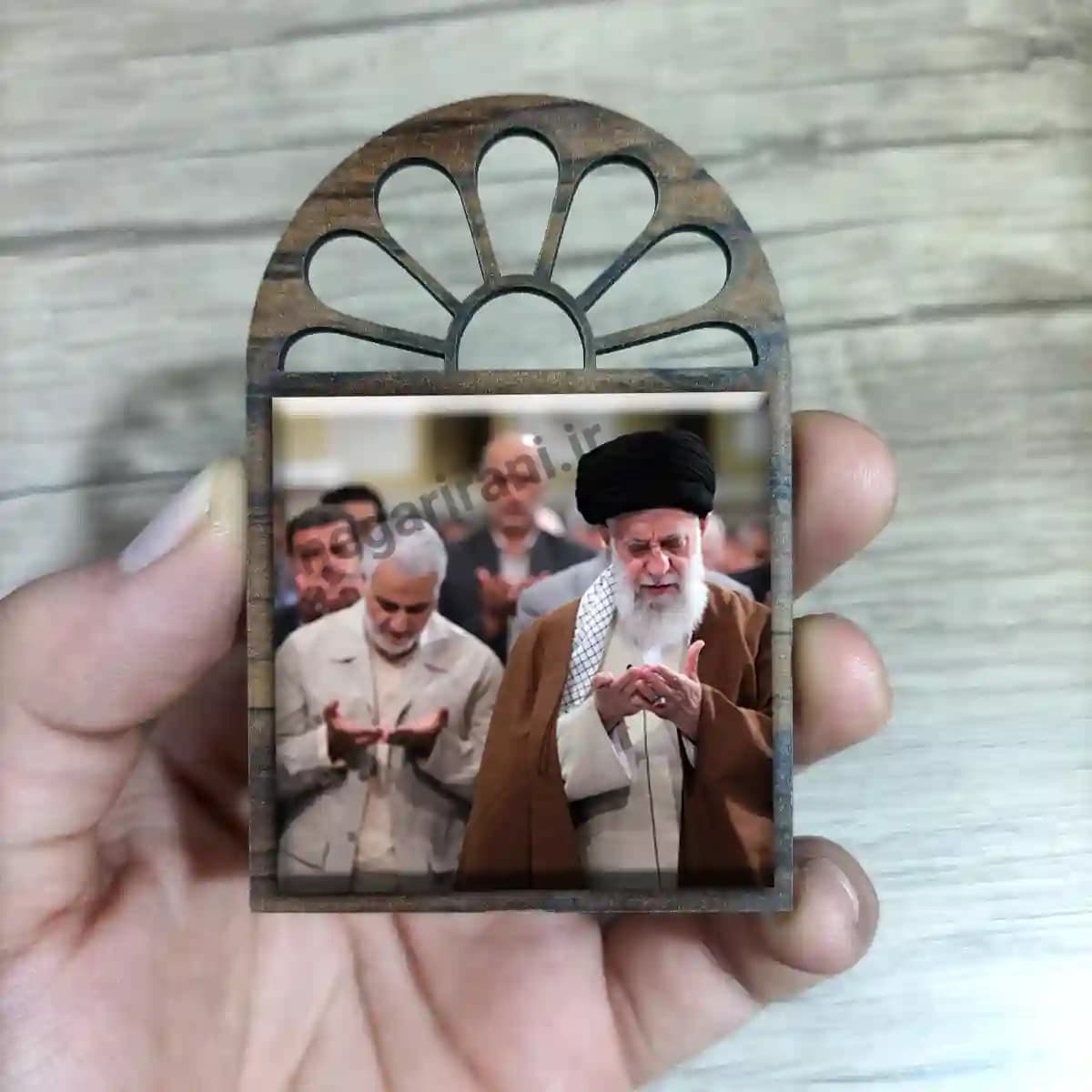 تندیس کاشی پنجره ای حاج قاسم و رهبر مدل 2ZG25 — تصویر ۳