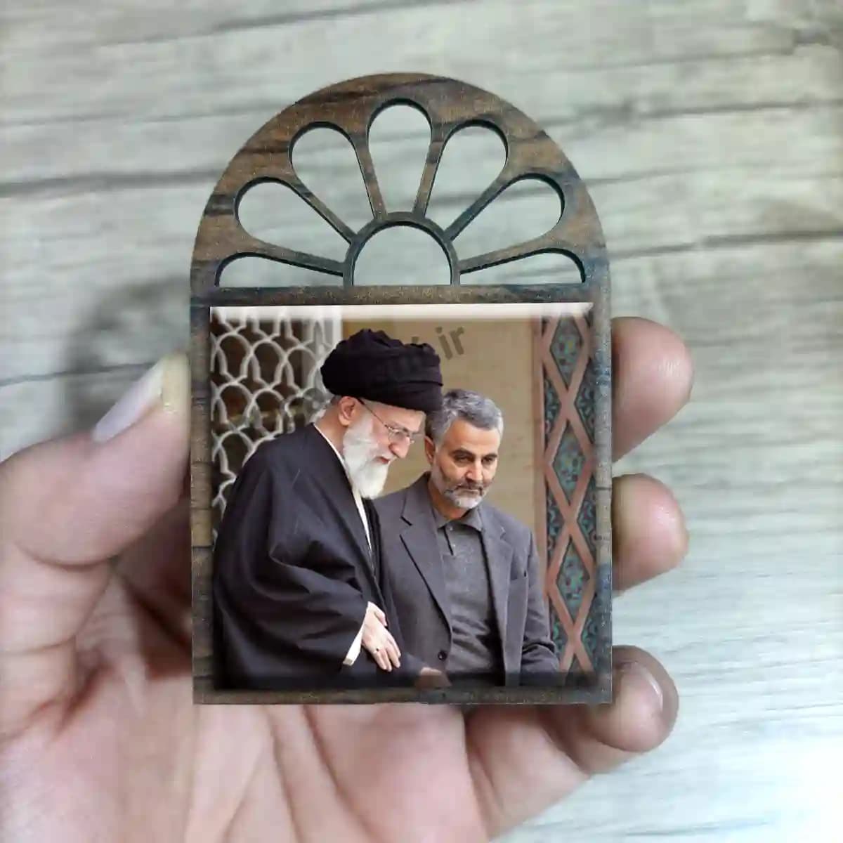 تندیس کاشی پنجره ای حاج قاسم و رهبر مدل 2ZG24 — تصویر ۳