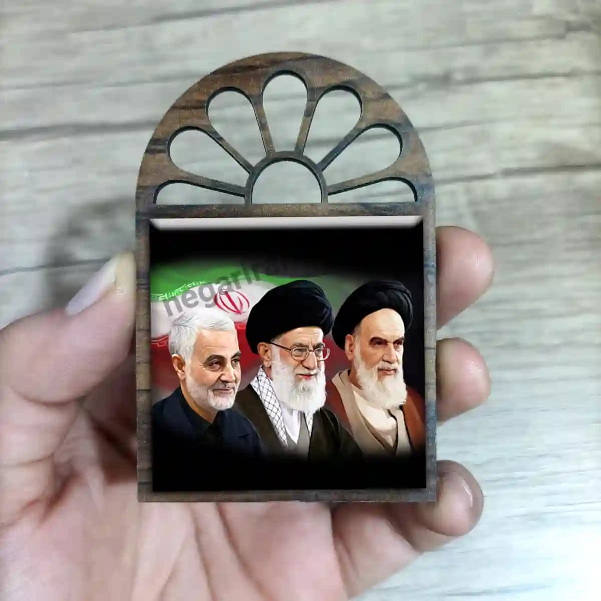 تندیس کاشی پنجره ای رهبر و امام و حاج قاسم مدل 2ZG22 — تصویر ۳
