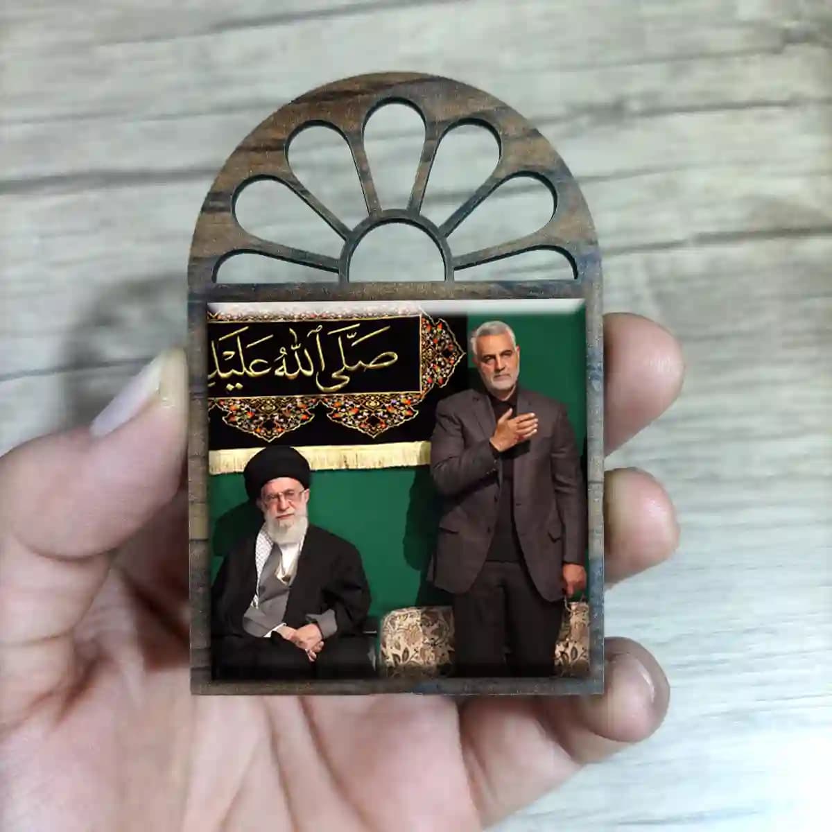 تندیس کاشی پنجره ای حاج قاسم و رهبری مدل 2ZG19 — تصویر ۳