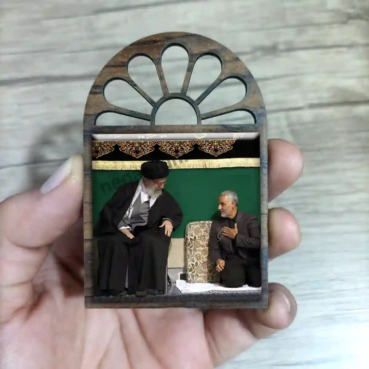 تندیس کاشی پنجره ای حاج قاسم و رهبری مدل 2ZG18 — تصویر ۳