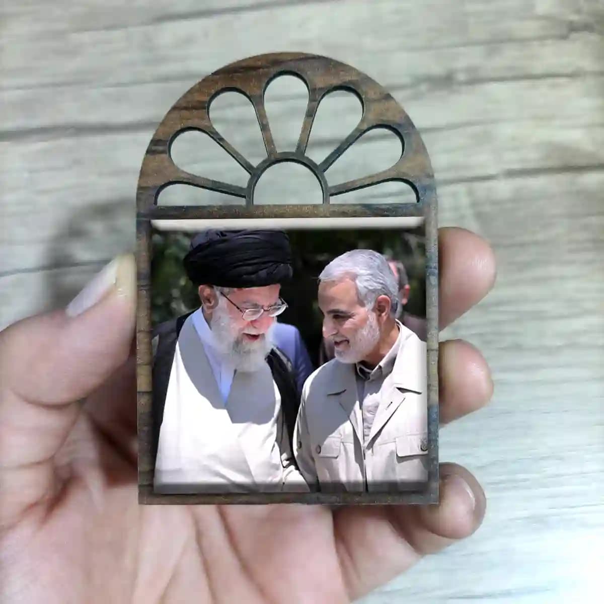 تندیس کاشی پنجره ای امام و حاج قاسم مدل 2ZG17 — تصویر ۳