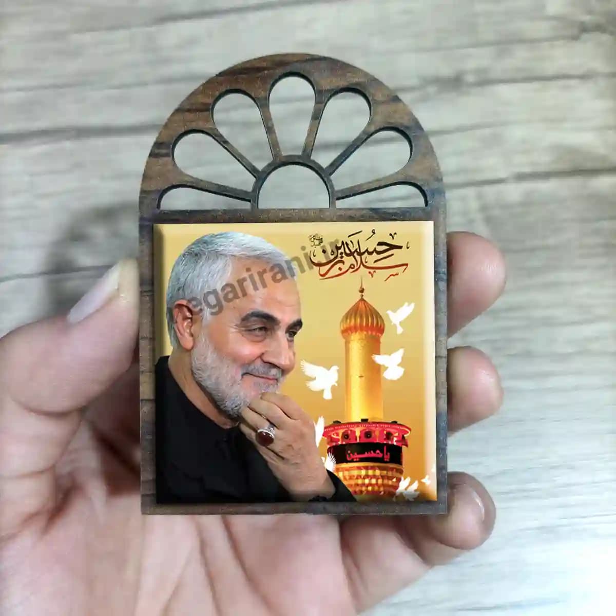 تندیس کاشی پنجره ای حاج قاسم و حرم امام رضا مدل 2ZG6 — تصویر ۳