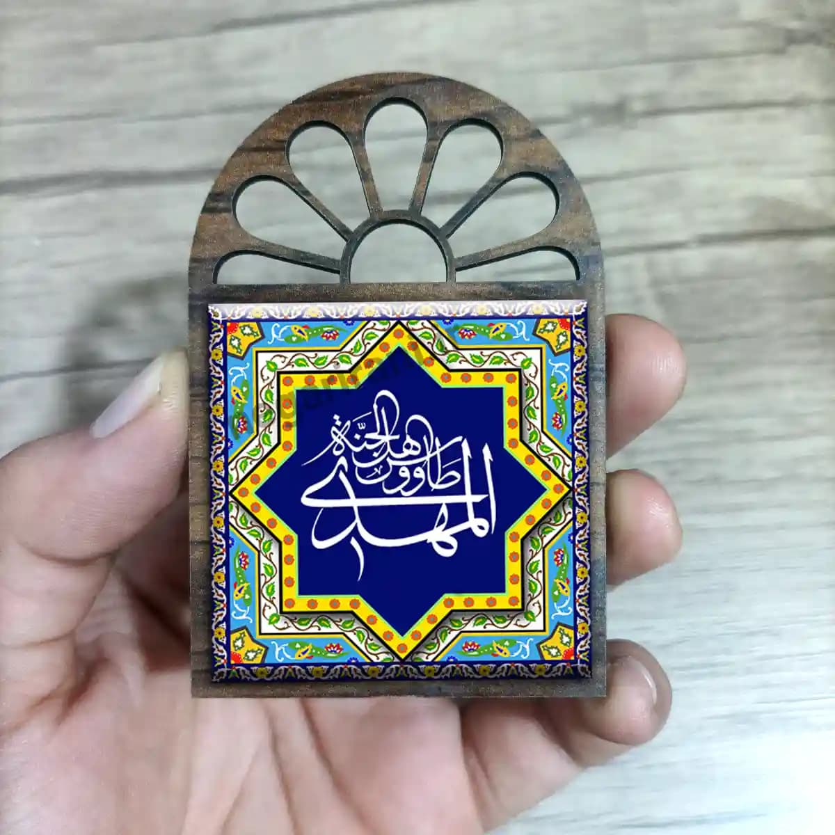 تندیس کاشی پنجره ای المهدی طاووس اهل الجنه مدل 2O 14 — تصویر ۳