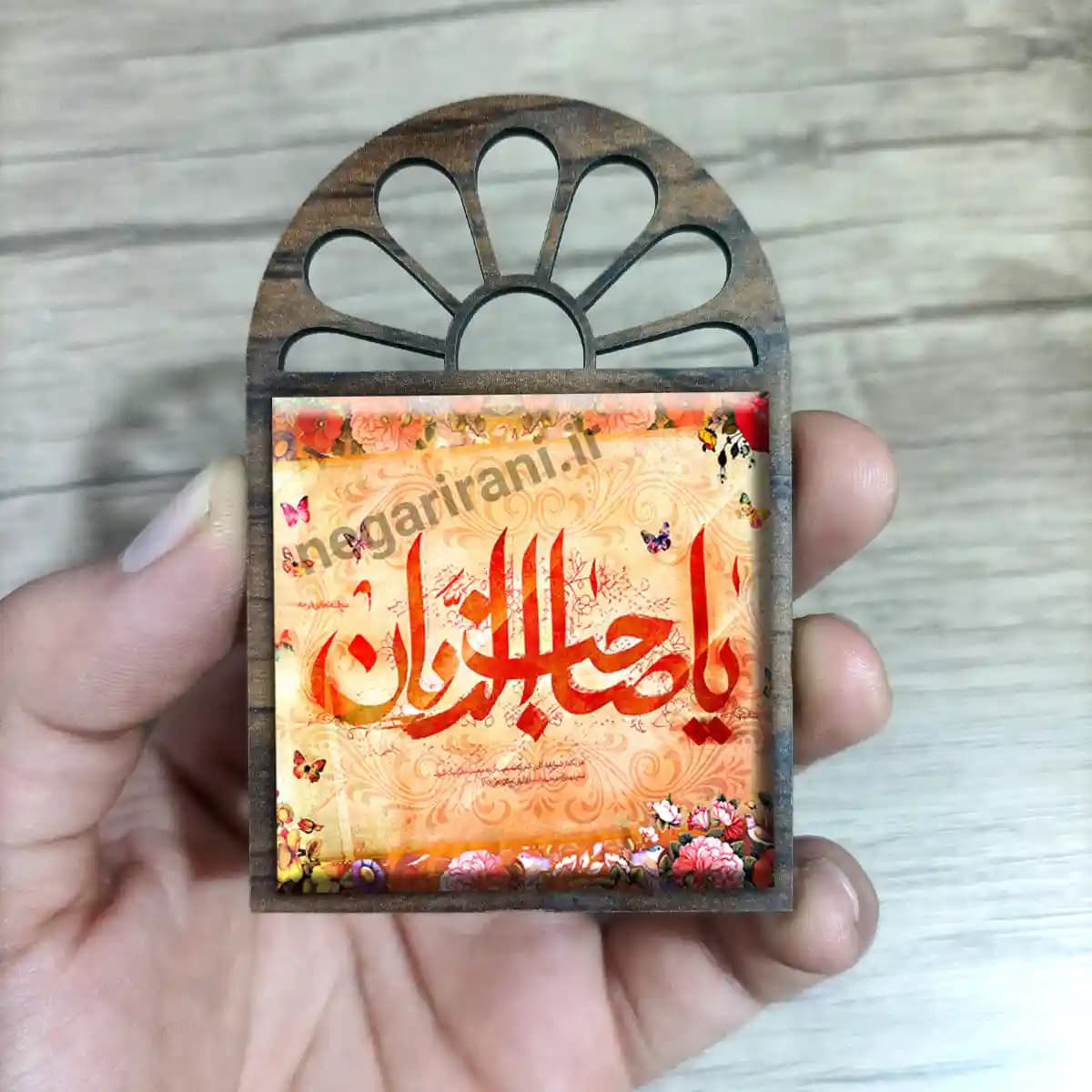 تندیس کاشی پنجره ای مهدی صاحب الزمان (عج) مدل 2O 8 — تصویر ۳