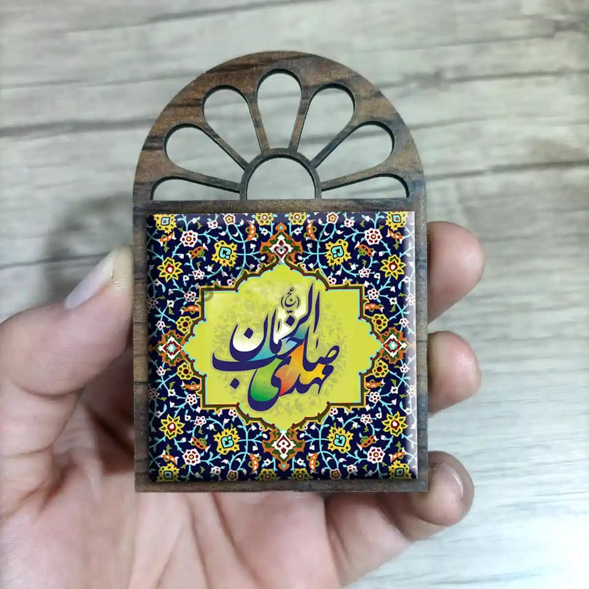 تندیس کاشی پنجره ای مهدی صاحب الزمان (عج) مدل 2O 6 — تصویر ۳