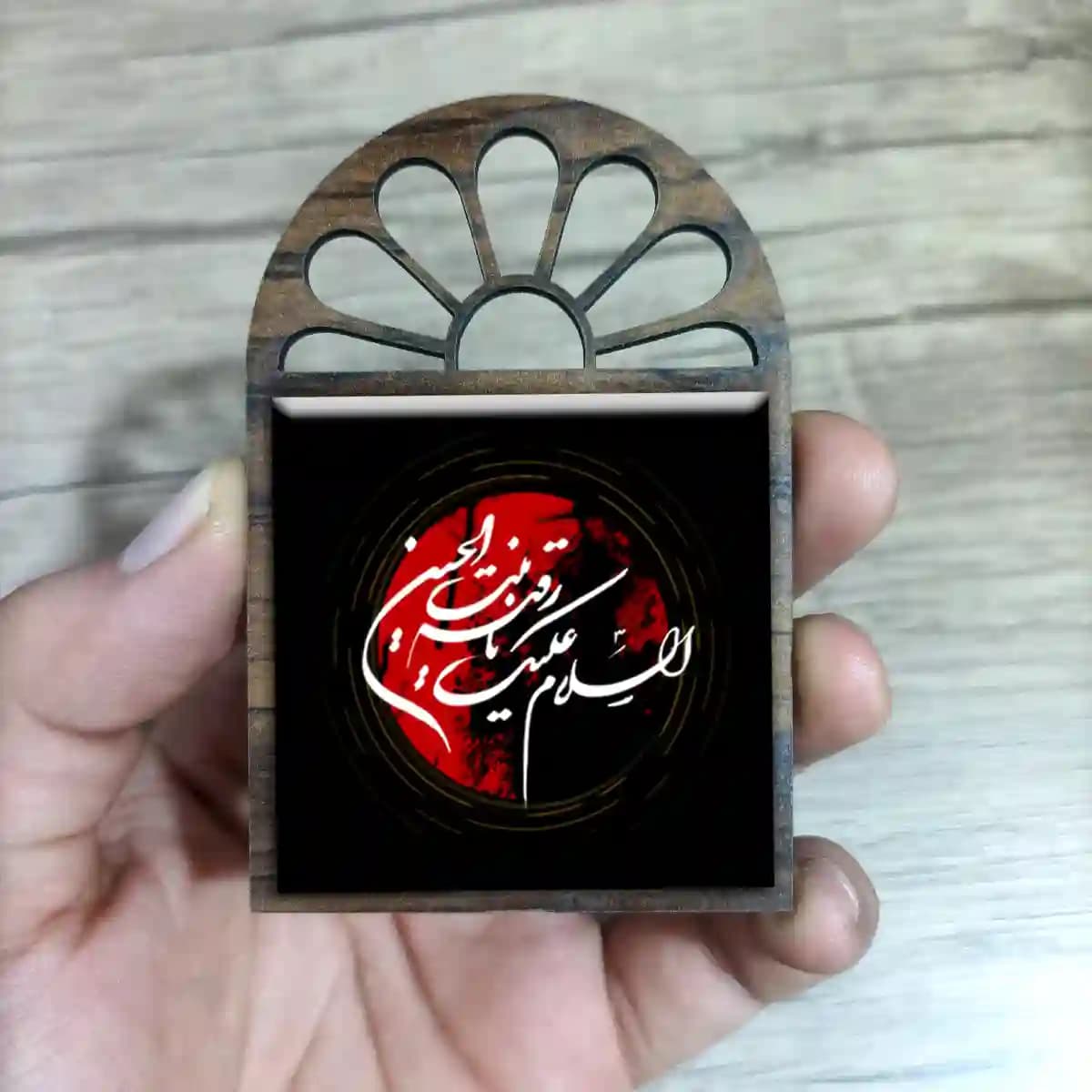 تندیس کاشی پنجره ای السلام علیک یا رقیه بنت الحسین مدل 2Q 7 — تصویر ۳