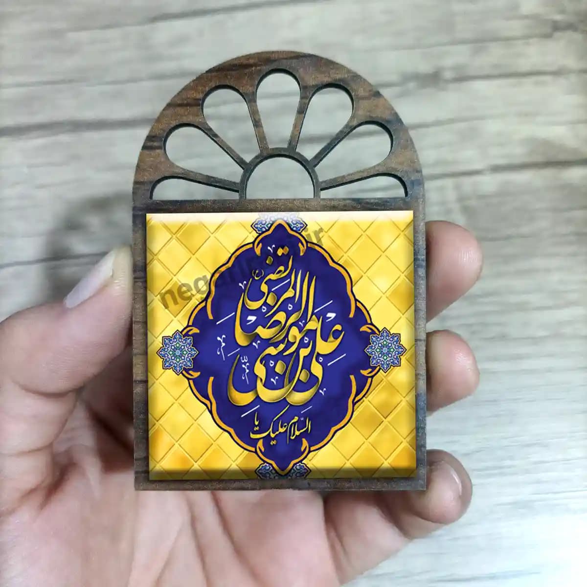 تندیس کاشی پنجره ای السلام علیک یا علی بن موسی الرضا مدل 2K 1 — تصویر ۳