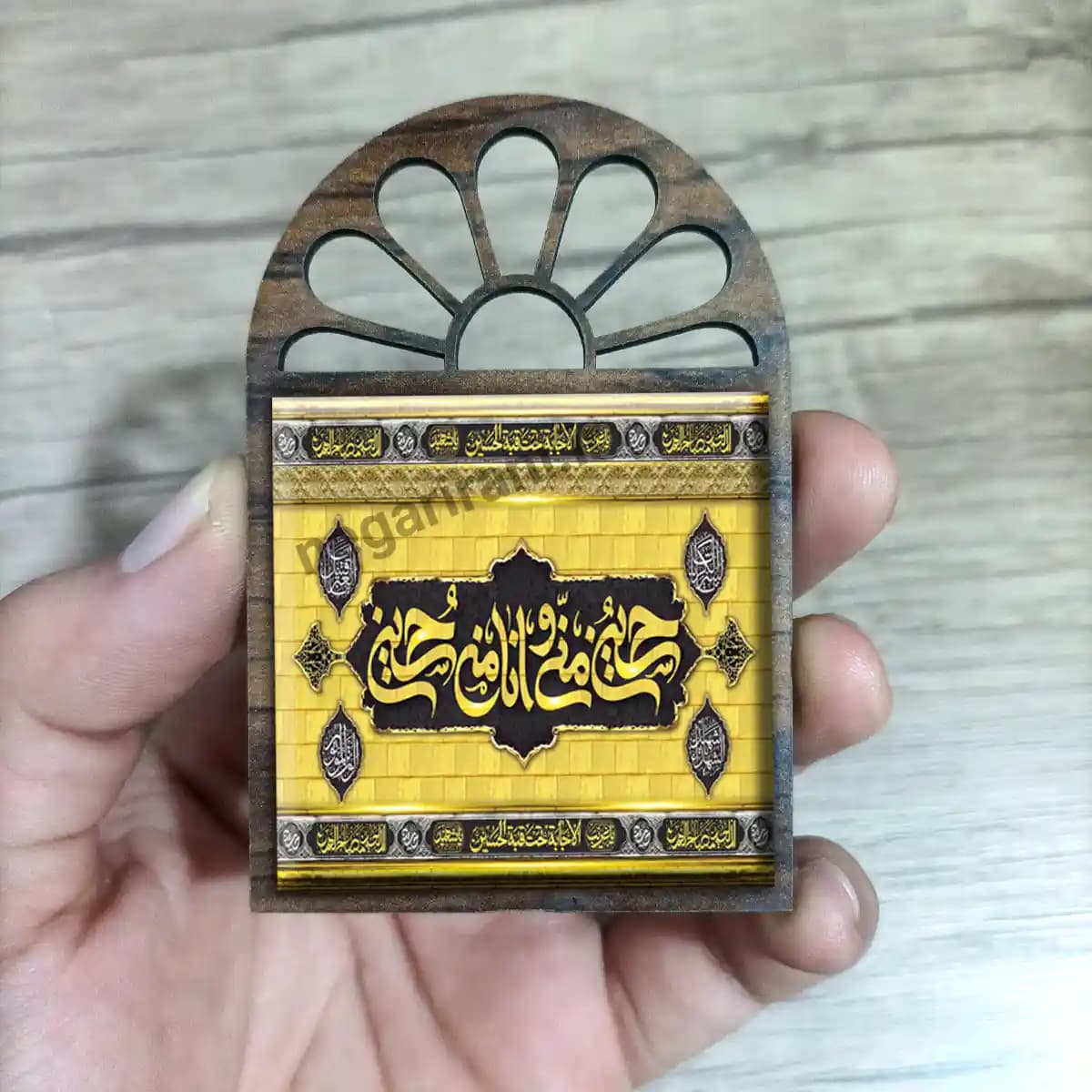 تندیس کاشی پنجره ای حسین منی و انا من حسین مدل 2F 42 — تصویر ۳