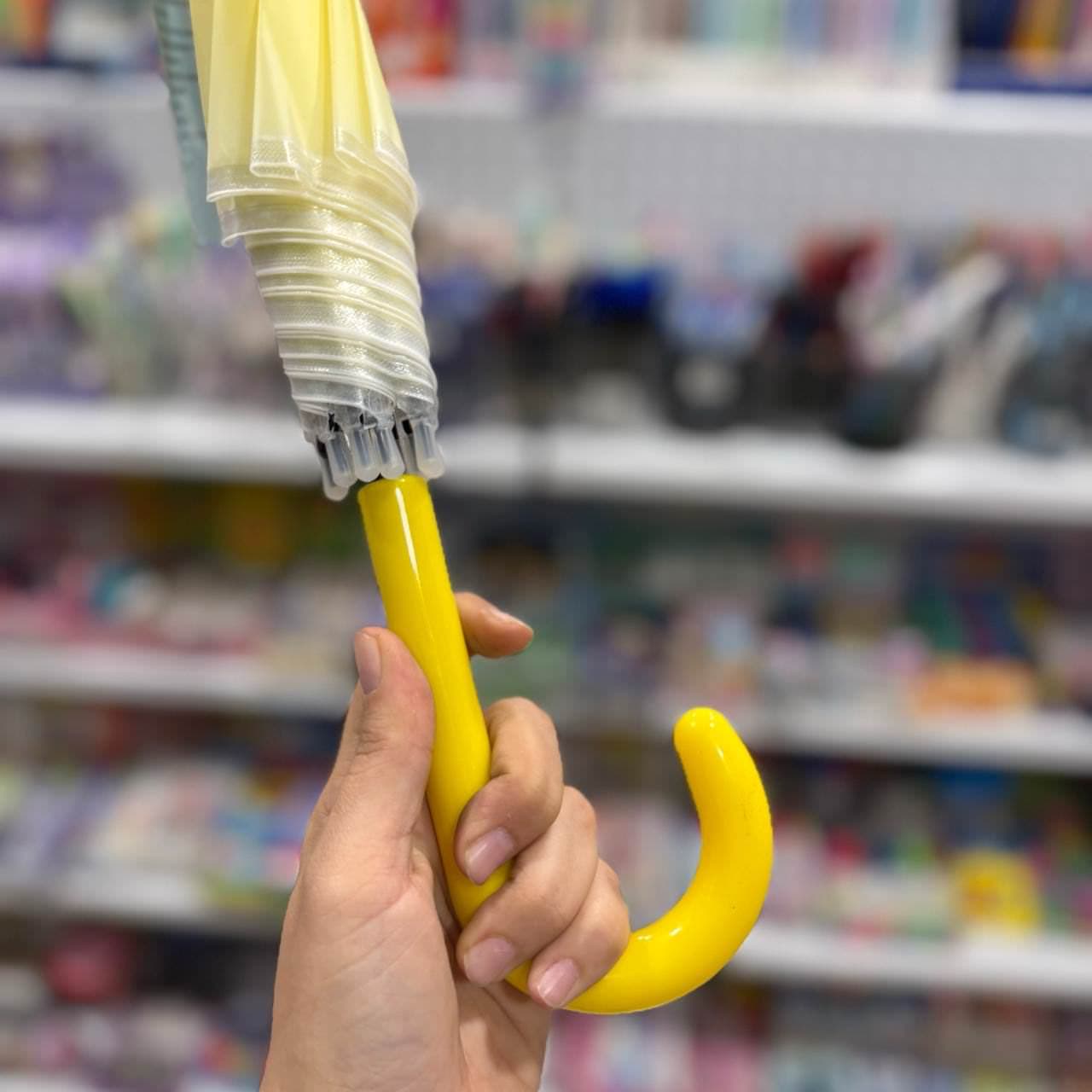 چتر ساده پاستلی زرد — تصویر ۳