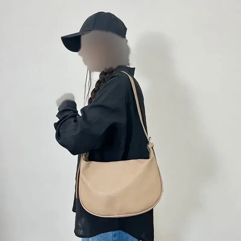 کیف رودوشی شل زنانه جنس چرم مصنوعی دارای بند بلند دستی و دوشی ابعاد 20 در 30 سانت — تصویر ۴