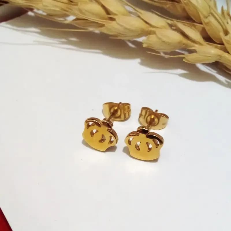 گوشواره میخی استیل طرح تاج رنگ طلایی ضد حساسیت — تصویر ۴