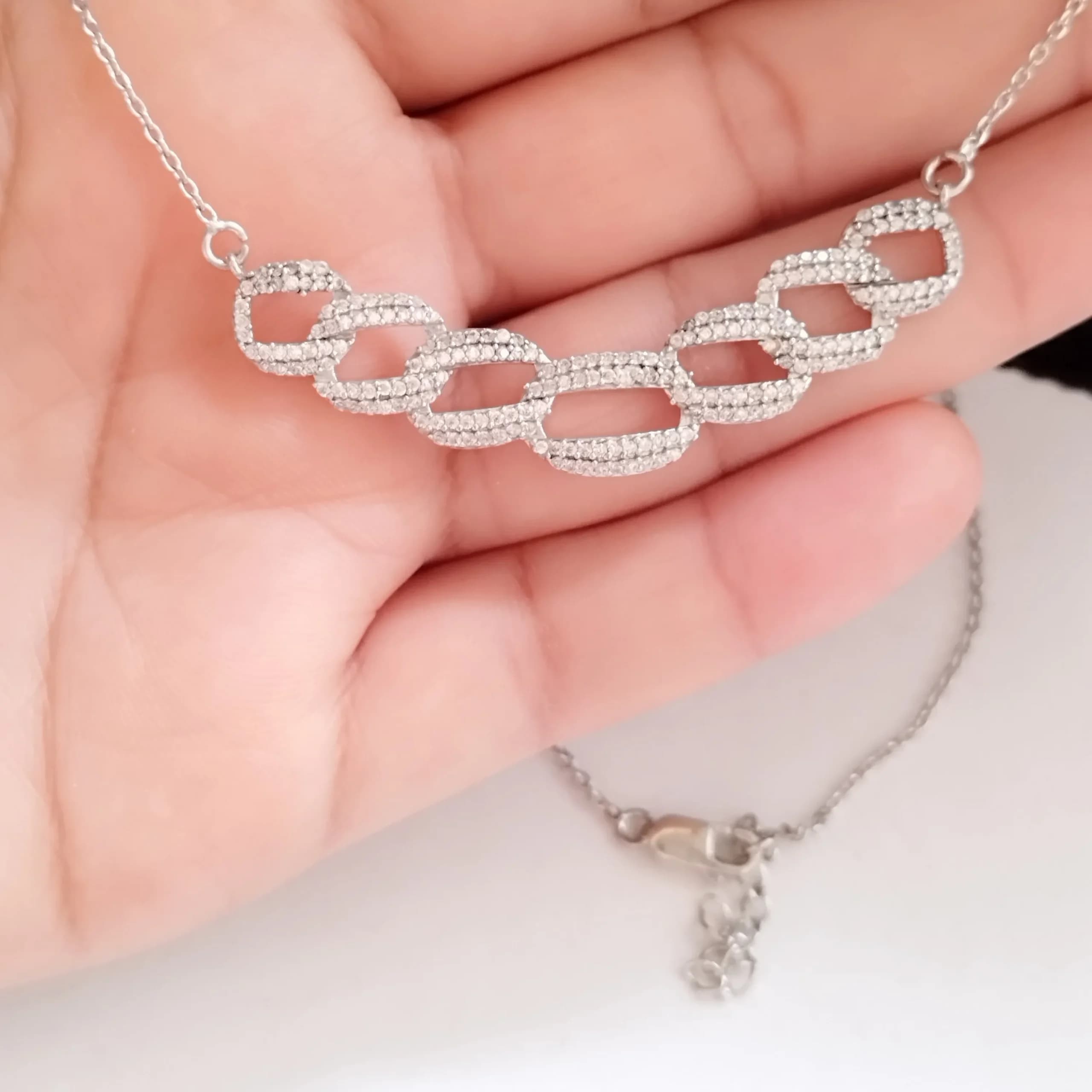 گردنبند نقره زنانه عیار 925 روکش طلا سفید طرح کارتیر جواهری با قابلیت تنظیم سایز — تصویر ۲