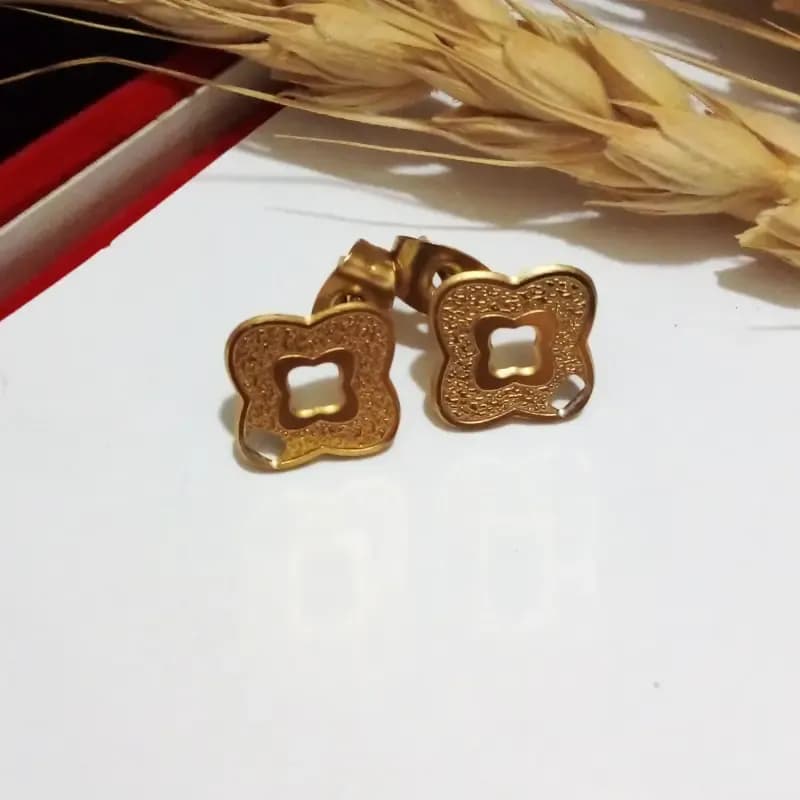 گوشواره میخی استیل طلایی رنگ ثابت ضدحساسیت — تصویر ۴