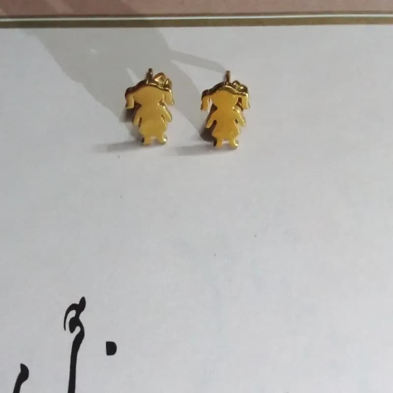 گوشواره زنانه میخی استیل طرح آدمک رنگ طلایی ضد حساسیت — تصویر ۳