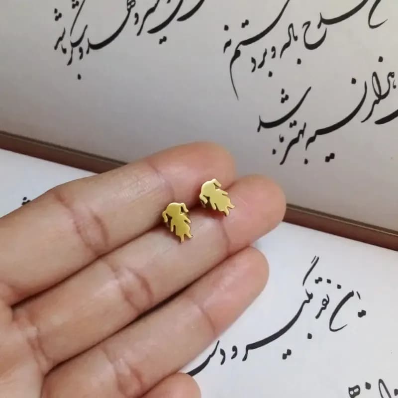 گوشواره زنانه میخی استیل طرح آدمک رنگ طلایی ضد حساسیت — تصویر ۴