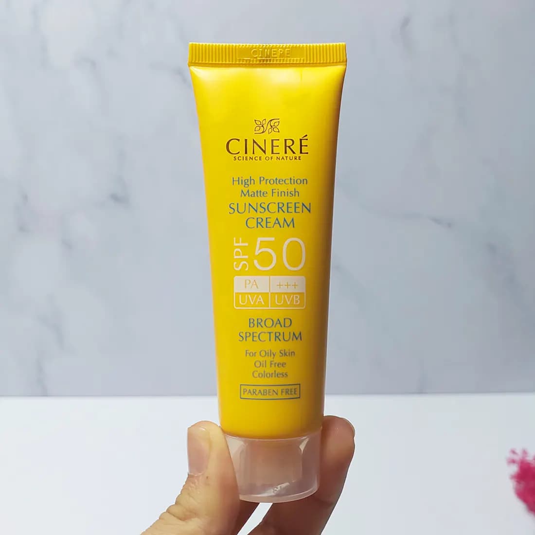 کرم ضدآفتاب بدون رنگ سینره SPF50 مناسب پوست چرب