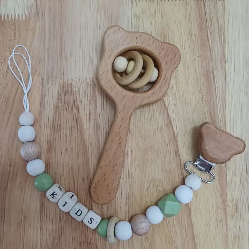 ست جغجغه و بند پستونک چوب راش خرس (تم سبز)