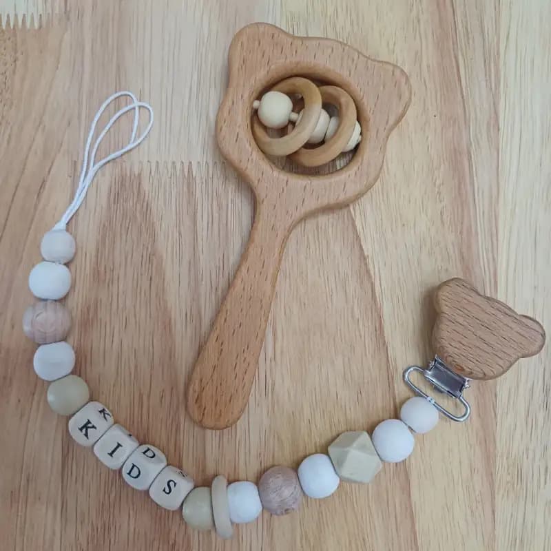 ست جغجغه و بند پستونک چوب راش خرس (تم کرم)